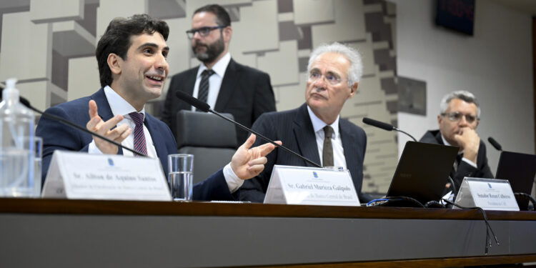 O presidente do Banco Central, Gabriel Galípolo ao lado do 
presidente da CAE, senador Renan Calheiros (MDB-AL) e do  presidente do Conselho de Controle de Atividades Financeiras (Coaf), Ricardo Andrade Saadi.  Foto: Andressa Anholete/Agência Senado