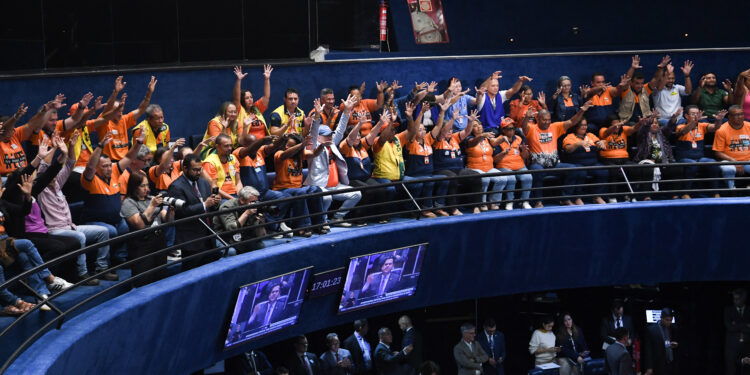 Agentes Comunitários de Saúde e Agentes de Combate às Endemias comemoram resultado no plenário do Senado
(Foto: Jonas Pereira/Agência Senado)