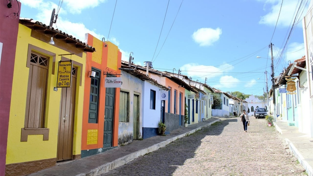 A cidade escondida entre as montanhas que está conquistando os viajantes