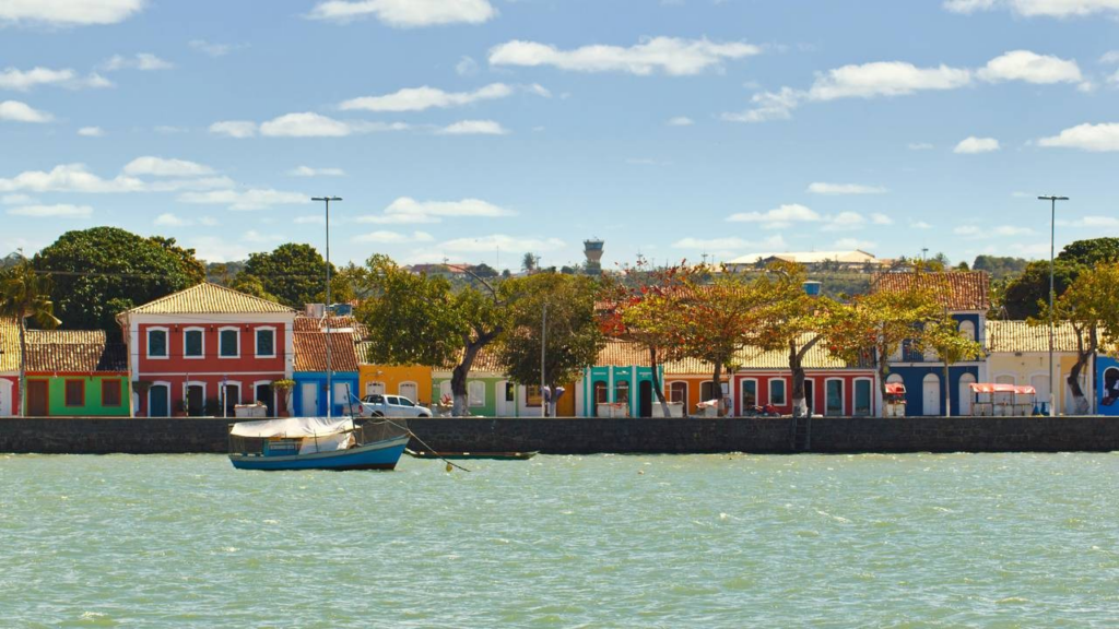 Essa cidade histórica do litoral da Bahia encanta viajantes com praias e cultura viva