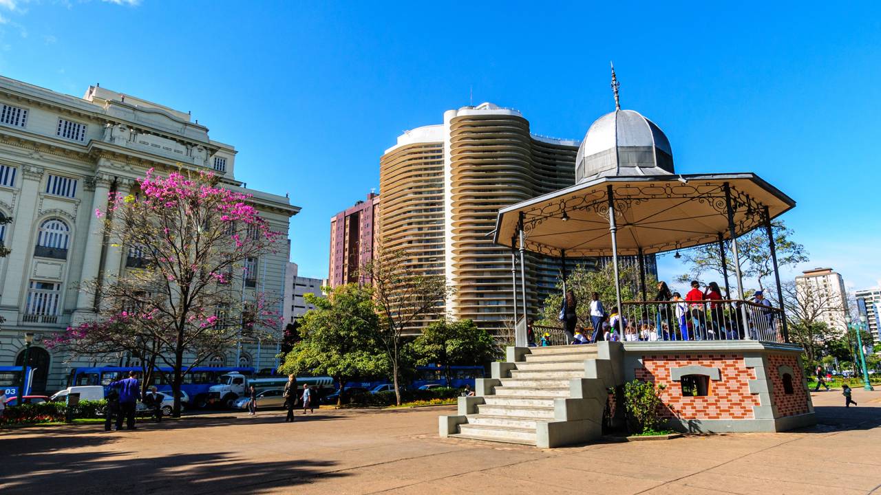 Capital de Minas Gerais, situada a 852 metros de altitude, é totalmente cercada por montanhas