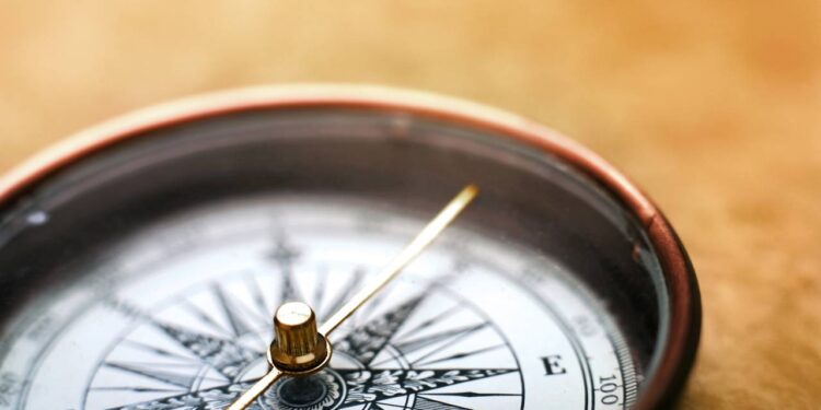 A ciência por trás da agulha da bússola que sempre aponta para o norte