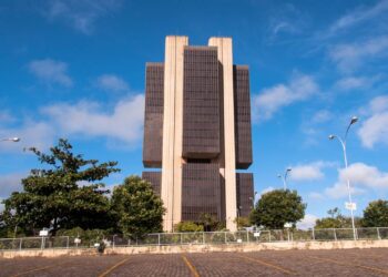 BANCO CENTRAL DEVE MANTER JUROS. PESQUISA DA CNI MOSTRA QUE 77% DA INDUSTRIA AUMENTARIA INVESTIMENTOS COM QUEDA NO JUROS