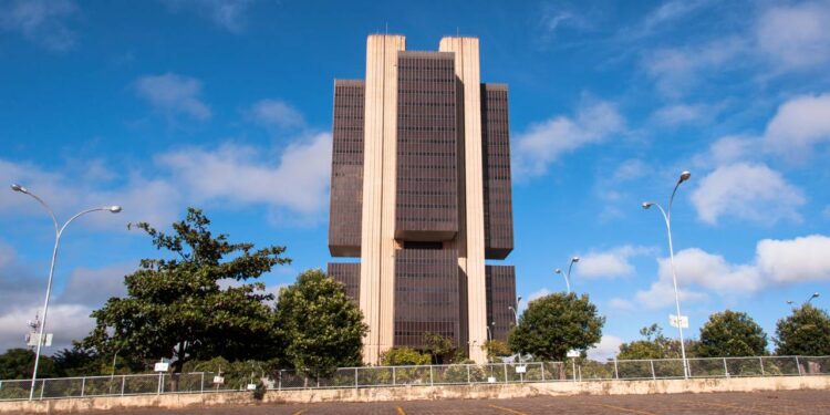 BANCO CENTRAL DEVE MANTER JUROS. PESQUISA DA CNI MOSTRA QUE 77% DA INDUSTRIA AUMENTARIA INVESTIMENTOS COM QUEDA NO JUROS