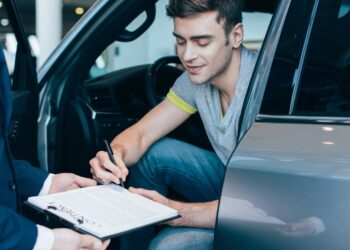 O que você precisa saber antes de comprar seu primeiro carro em 2025