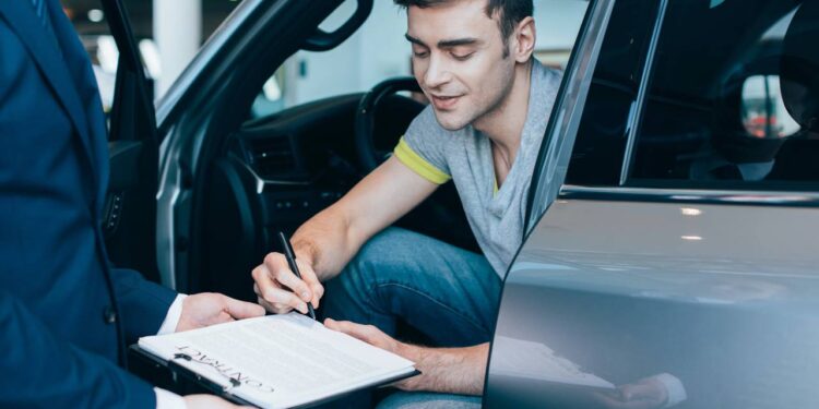 O que você precisa saber antes de comprar seu primeiro carro em 2025