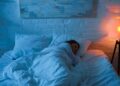 O que a ciência explica sobre a importância de dormir no escuro total