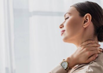 O que significa o hábito de estalar o pescoço ou as costas ao se levantar, segundo a Psicologia