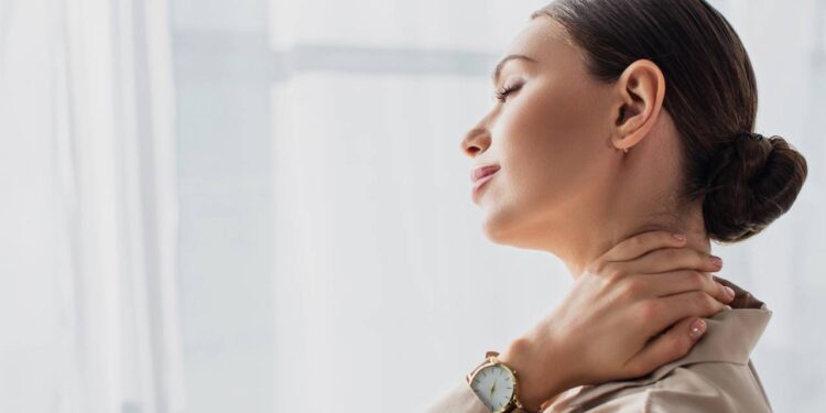 O que significa o hábito de estalar o pescoço ou as costas ao se levantar, segundo a Psicologia