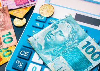 IR, notas de reais, dinheiro.