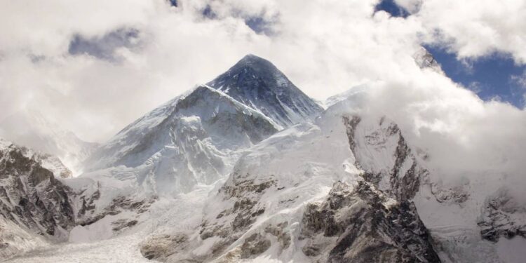 O Monte Everest está ficando mais alto e a ciência explica o motivo