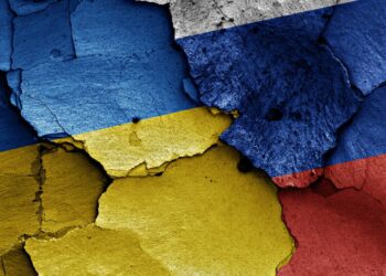 BANDEIRAS DA RÚSSIA E UCRÂNIA QUEBRADAS