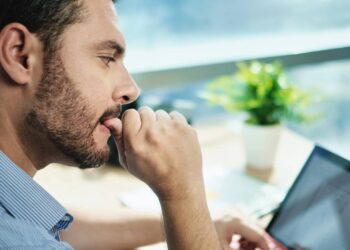 O que significa o hábito de roer as unhas na vida adulta, segundo a psicologia