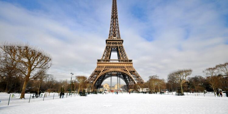 O fenômeno que faz a Torre Eiffel encolher alguns centímetros no inverno
