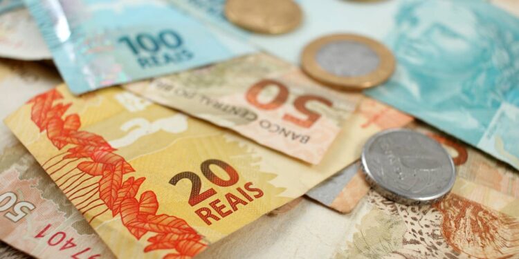 dinheiro, notas de reais, arrecadação federal