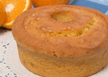 Bolo de laranja de liquidificador: fofinho, fácil e molhadinho