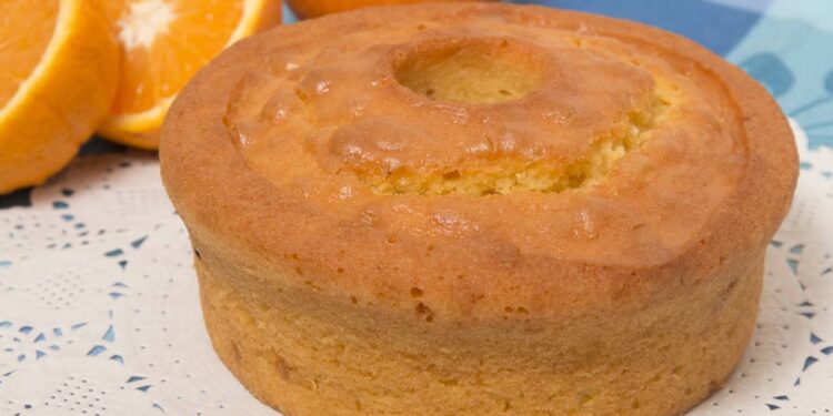 Bolo de laranja de liquidificador: fofinho, fácil e molhadinho