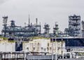 Instalação petroquímica na região de Detroit, nos Estados Unidos, que se tornou símbolo de declínio após a perda de competitividade industrial (Créditos: depositphotos.com / digidream)