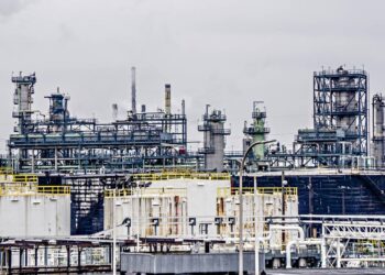 Instalação petroquímica na região de Detroit, nos Estados Unidos, que se tornou símbolo de declínio após a perda de competitividade industrial (Créditos: depositphotos.com / digidream)