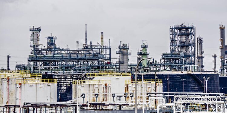 Instalação petroquímica na região de Detroit, nos Estados Unidos, que se tornou símbolo de declínio após a perda de competitividade industrial (Créditos: depositphotos.com / digidream)