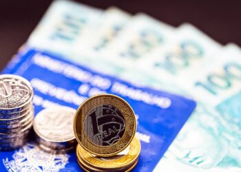 Você está recebendo menos no 13º salário? Veja o que diz a lei