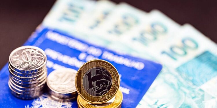 Você está recebendo menos no 13º salário? Veja o que diz a lei