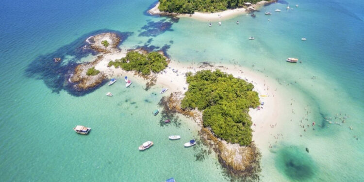 Essa cidade é um paraíso e está encantando viajantes com mar cristalino e ilhas de tirar o fôlego