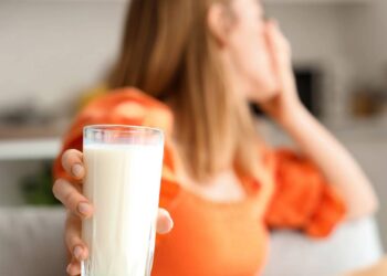 Por que muitas pessoas desenvolvem intolerância à lactose somente depois de adultas