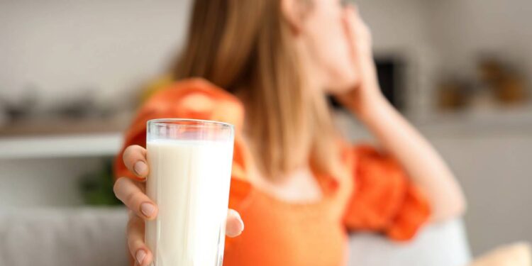 Por que muitas pessoas desenvolvem intolerância à lactose somente depois de adultas