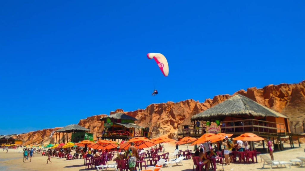 O paraíso do Nordeste que surpreende por seu mar azul e clima vibrante
