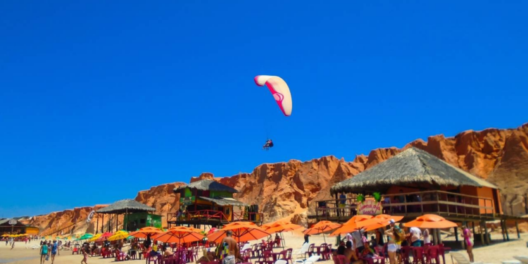 O paraíso vibrante no Nordeste com mar azul e paisagens únicas