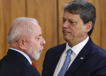 O presidente Luiz Inácio Lula da Silva e o governador de São Paulo, Tarcísio de Freitas.