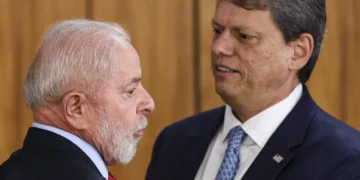 O presidente Luiz Inácio Lula da Silva e o governador de São Paulo, Tarcísio de Freitas.