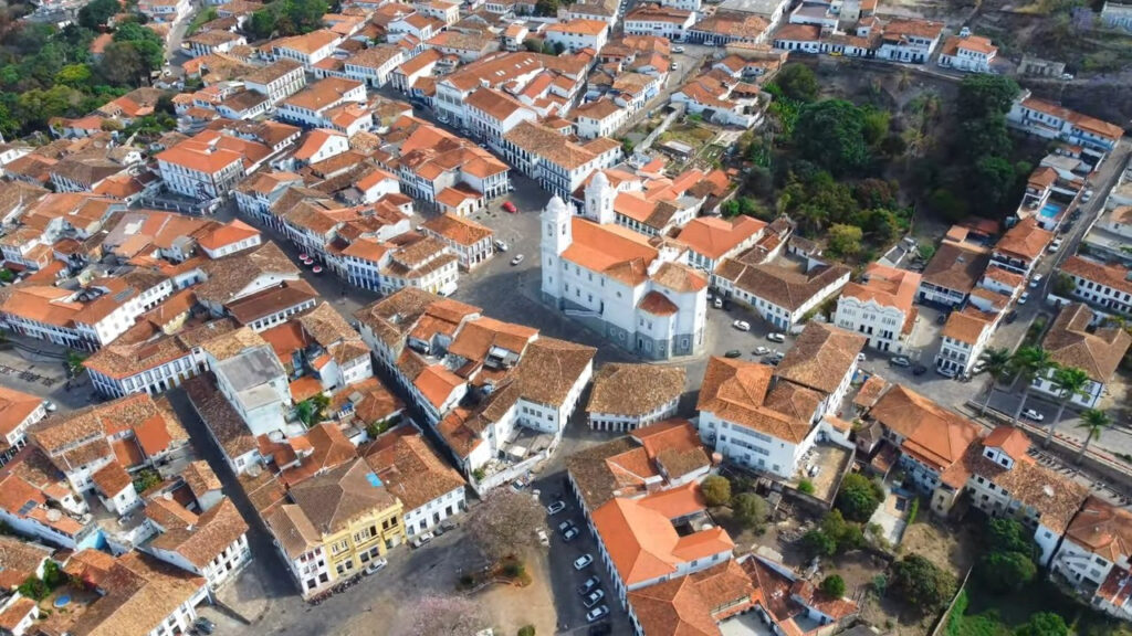 Conheça a cidade com charme colonial e natureza exuberante no norte de Minas Gerais
