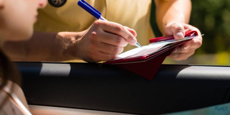 Lei do Farol muda regras e exige atenção dos motoristas para evitar multa