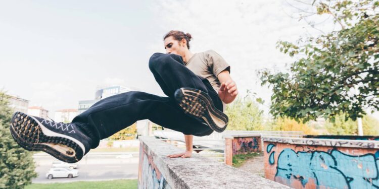 Como começar a treinar parkour e adaptar os movimentos para a cidade