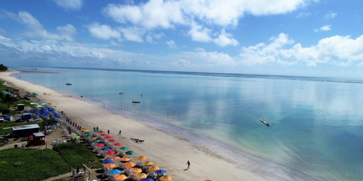 A cidade que conquistou viajantes com águas cristalinas e natureza preservada