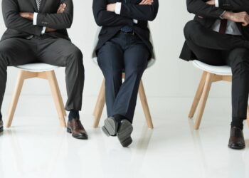 Por que balançamos a perna sem parar quando estamos sentados, segundo a psicologia