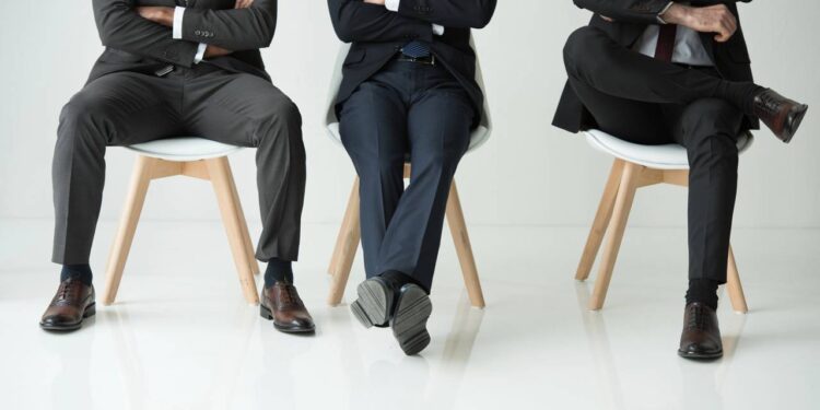 Por que balançamos a perna sem parar quando estamos sentados, segundo a psicologia