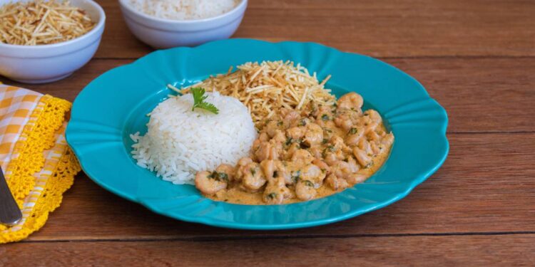 O strogonoff de camarão cremoso e delicioso que fica pronto em poucos minutos