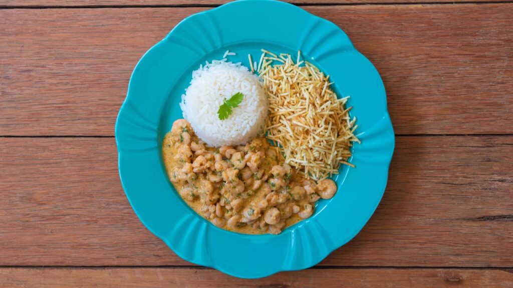 O strogonoff de camarão cremoso e delicioso que fica pronto em poucos minutos