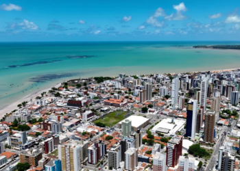 Essa cidade na Paraíba atrai viajantes por suas praias preservadas e charme natural