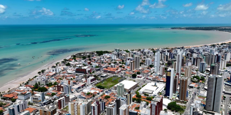 Essa cidade na Paraíba atrai viajantes por suas praias preservadas e charme natural
