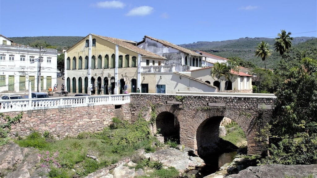 Essa cidade escondida entre as montanhas está conquistando os viajantes