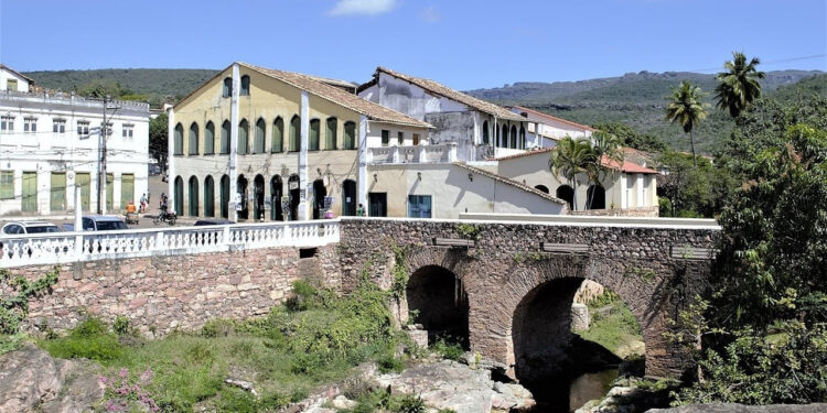 A cidade escondida entre as montanhas que está conquistando os viajantes