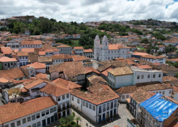 Conheça a cidade com charme colonial e natureza exuberante no norte de Minas Gerais