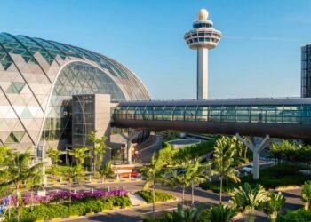 Com uma cachoeira interna de 40 metros e jardins tropicais, o aeroporto virou um destino turístico e o mais premiado do mundo