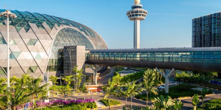 Com uma cachoeira interna de 40 metros e jardins tropicais, o aeroporto virou um destino turístico e o mais premiado do mundo