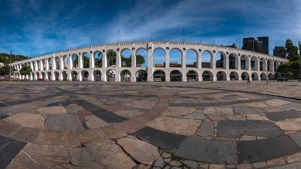 Com seus 42 arcos duplos, a estrutura que era um aqueduto virou o símbolo da boemia do Rio e um viaduto para o bonde