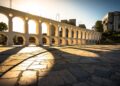 Com seus 42 arcos duplos, a estrutura que era um aqueduto virou o símbolo da boemia do Rio e um viaduto para o bonde